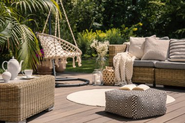 Rattan koltuk ve masa sandalye Asma Bahçe Ahşap Teras üzerinde kabarık. Gerçek fotoğraf