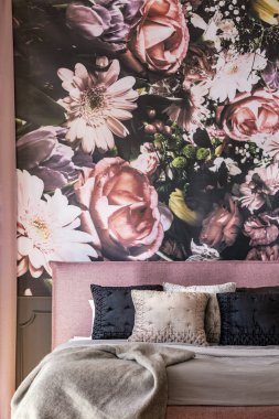 Pembe ve siyah yastık yatakta çiçek duvar kağıdı ezici yatak odası iç karşı. Gerçek fotoğraf