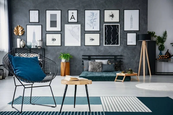 Oreiller Bleu Sur Fauteuil Côté Table Dans Salon Intérieur Avec — Photo