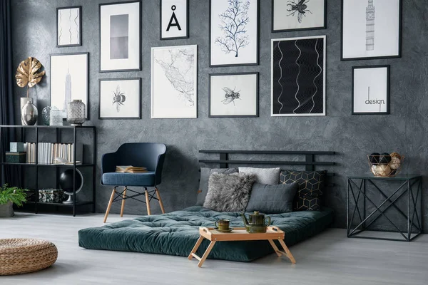 Blauwe Leunstoel Naast Groene Futon Slaapkamer Interieur Met Poef Galerij — Stockfoto