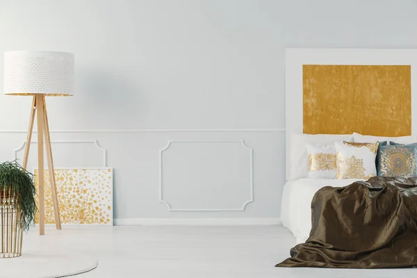 Goldplakate Weißer Schlafzimmereinrichtung Mit Pflanze Und Lampe Bettnähe Mit Decke — Stockfoto