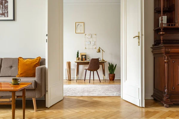 Bureau Een Stoel Een Kantoor Aan Huis Interieur Bekijk Deur — Stockfoto