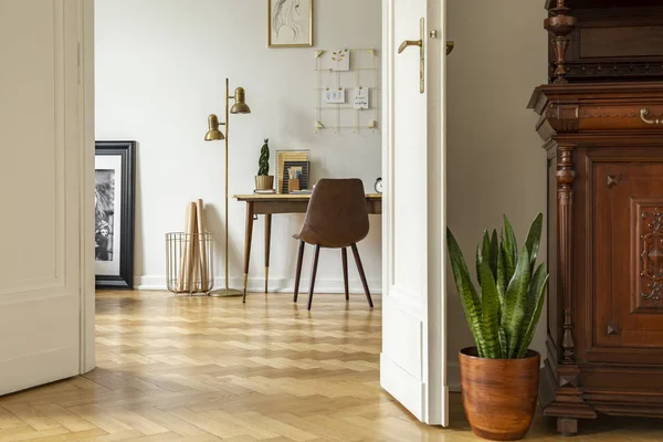 Planta Lado Porta Interior Espaço Trabalho Branco Com Cadeira Mesa — Fotografia de Stock