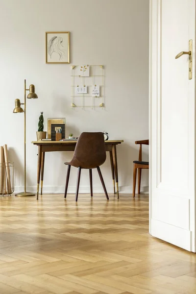 Houten Vloer Klassieke Kantoor Aan Huis Interieur Met Leerstoel Aan — Stockfoto