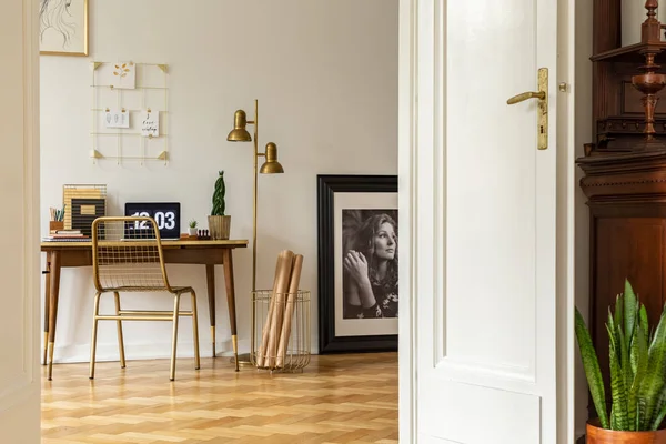 Foto Real Elegante Interior Home Office Com Detalhes Dourados Vista — Fotografia de Stock