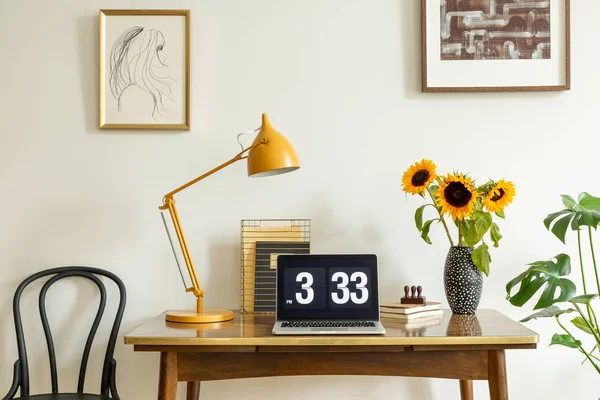 ひまわり 黄色ランプとポスターとホーム オフィス インテリアの木製の机の上のノート パソコン 実際の写真 — ストック写真