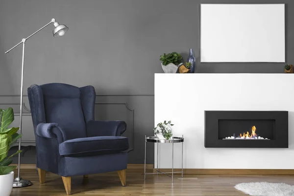 Poltrona Blu Navy Tra Lampada Tavolo Argentato Salotto Interno Con — Foto Stock