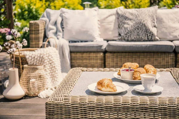 Egy Kültéri Fonott Asztal Egy Kanapé Párnák Croissant Reggelire Egy — Stock Fotó