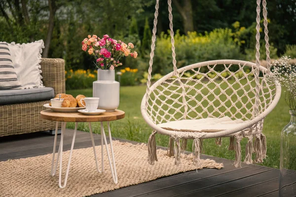 Hängesessel Neben Tisch Mit Blumen Auf Der Terrasse Garten Frühling — Stockfoto