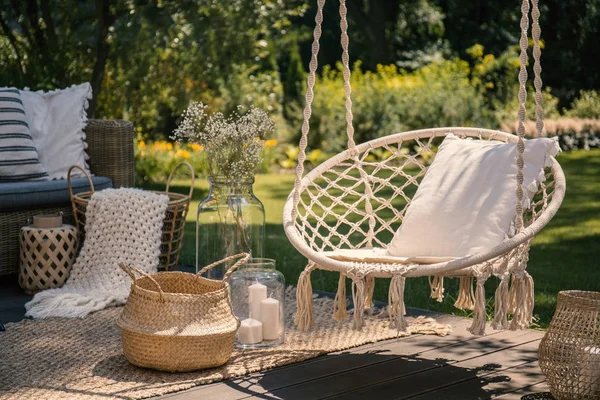 Eine Beige Saitenschaukel Mit Einem Kissen Auf Einer Terrasse Weidenkörbe — Stockfoto