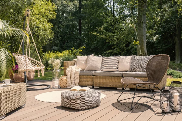 Pouf Cadeira Vime Pátio Madeira Com Sofá Jardim Durante Verão — Fotografia de Stock
