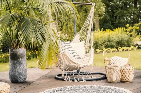 Sommer Grünen Garten Mit Hängematte Und Palme Auf Der Terrasse — Stockfoto