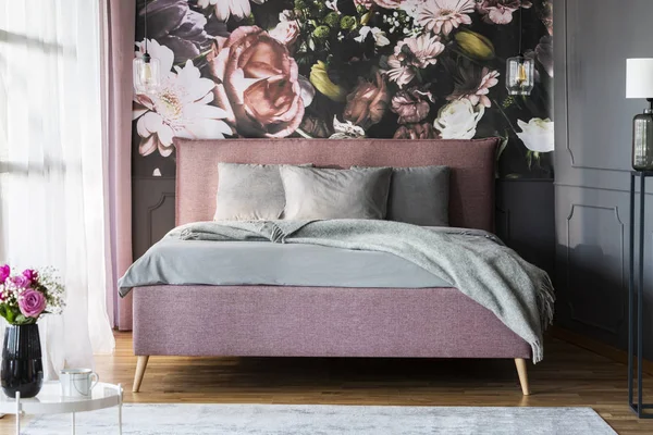 Grijze Bladen Roze Bed Vrouwelijke Slaapkamer Interieur Met Bloemen Print — Stockfoto