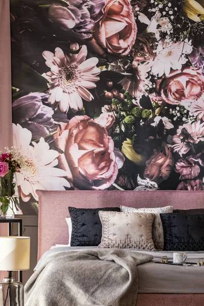 Papel Pintado Flores Sobre Cama Rosa Con Almohadas Grises Negras — Foto de Stock