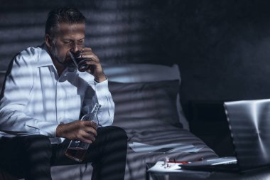 Alkol sorunu tek başına karanlıkta oturmak ile yalnız işkolik