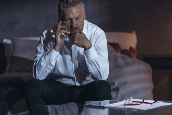 Homem Negócios Cansado Falar Telefone Problema Falta Tempo Para Vida — Fotografia de Stock