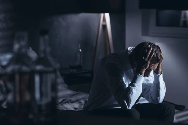 Depressiver Mann Mit Alkoholproblem Workaholic Dunkeln — Stockfoto