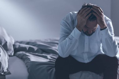 Yorgun ve yalnız adam evde oturan karısı ile boşanma sonrası depresyon ile