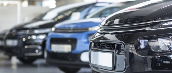 Panorama Frente Luxo Carro Preto Salão Negócios Com Veículos — Fotografia de Stock