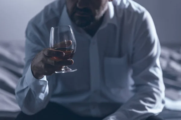 Zbliżenie Samotny Biznesmen Stresującą Pracę Korporacji Picia Alkoholu — Zdjęcie stockowe