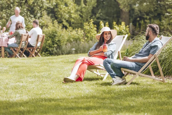 Een Meisje Een Jongen Zit Ligstoelen Flirten Tijdens Middag Tuin — Stockfoto