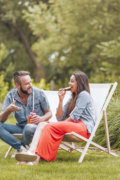 Junges Paar Sitzt Auf Liegestühlen Grünen Garten — Stockfoto