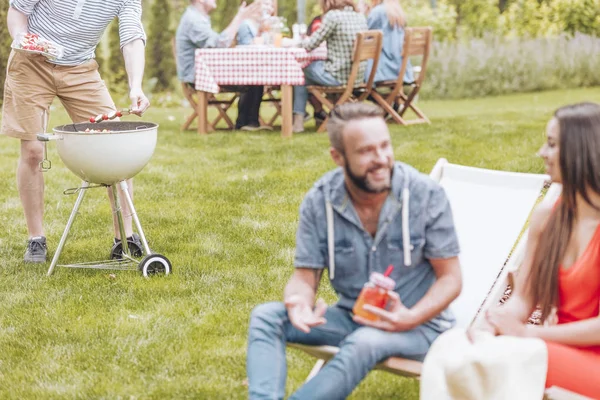 Šašlík Kladen Grilu Muž Během Bbq Party Rozmazané Popředí Žena — Stock fotografie