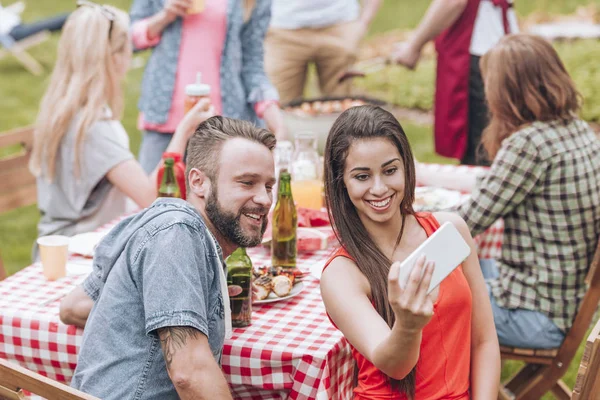 Mladý Pár Selfie Foto Víkend Bbq Party Venku — Stock fotografie