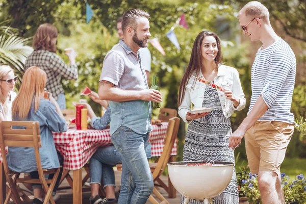 Dwóch Mężczyzn Flirtuje Piękną Kobietą Stojącą Obok Biały Grill Shashliks — Zdjęcie stockowe