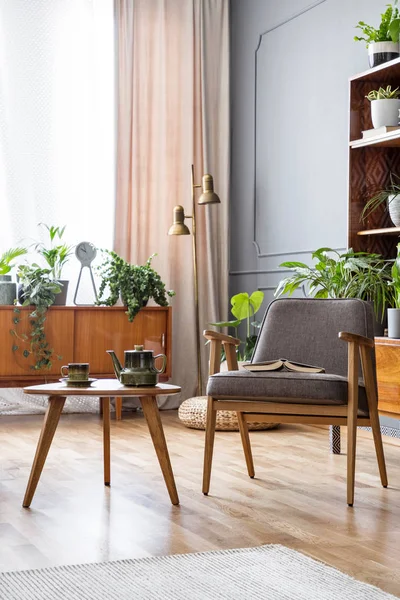 Table Bois Côté Fauteuil Gris Dans Salon Vintage Intérieur Avec — Photo