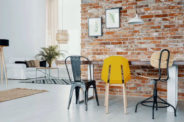 Cadeiras Modernas Mesa Jantar Contra Parede Tijolo Vermelho Com Cartazes — Fotografia de Stock