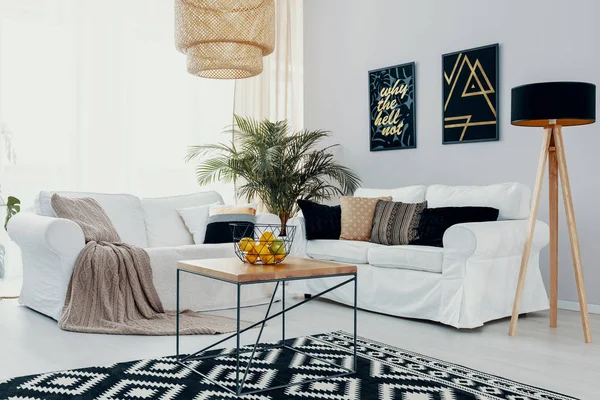 Lampada Accanto Divano Angolare Bianco Con Coperta Scandi Interno Piatto — Foto Stock