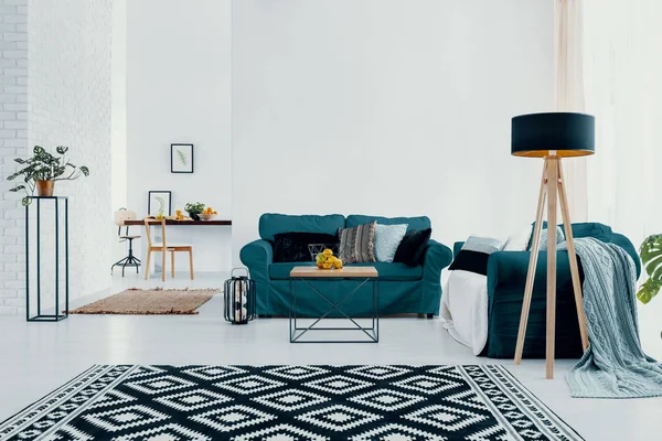 Tapis Motifs Plantes Dans Appartement Blanc Intérieur Avec Lampe Canapé — Photo