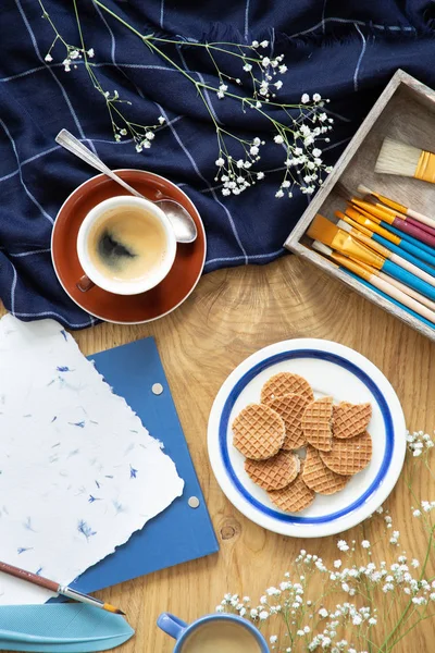 Bovenaanzicht Tafel Met Een Kopje Koffie Koekjes Naast Verf Penselen — Stockfoto