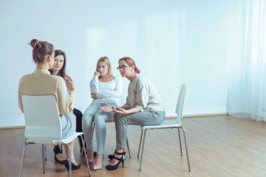 Ofiste eğitim sırasında genç kadınlarla konuşmayı kanepe