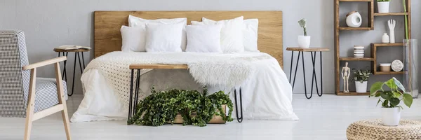 Echte Foto Van Kingsize Bed Met Witte Lakens Veel Kussens — Stockfoto