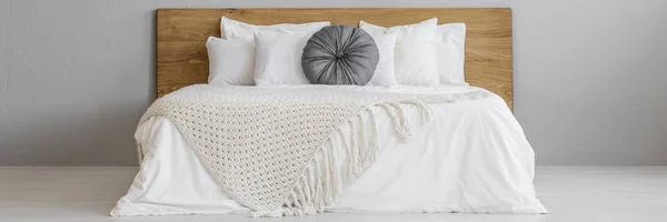 Graues Kissen Und Beige Decke Auf Einem Einfachen Bett Mit — Stockfoto