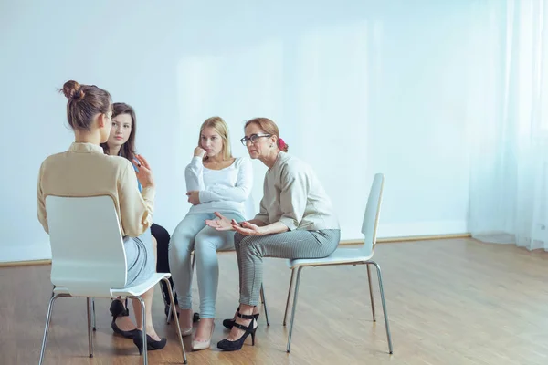 Sofá Conversando Com Mulheres Jovens Durante Treinamento Escritório — Fotografia de Stock