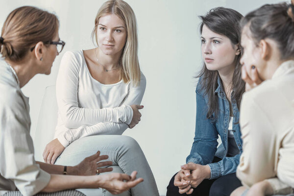 Женщины и психолог говорят о карьере во время встречи
