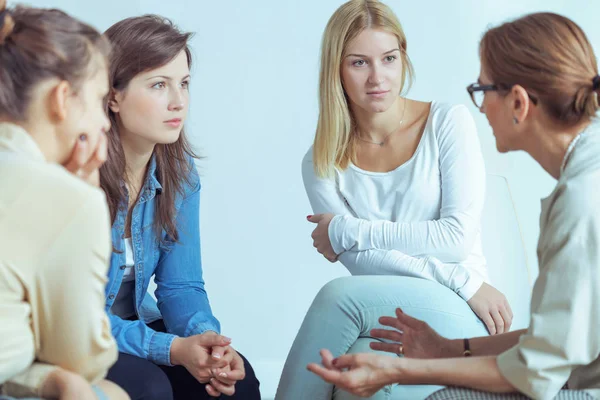 Mentor Falando Com Mulheres Negócios Sobre Carreira Durante Seminário Com — Fotografia de Stock