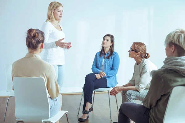 Mujer Hablando Problemas Durante Reunión Grupo Apoyo Con Psicoterapeuta — Foto de Stock