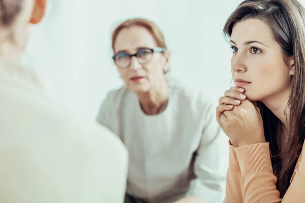 Vrouw Luistert Naar Therapeut Tijdens Training Voor Zakenvrouw Het Kantoor — Stockfoto