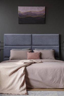 En az yatak odası iç kalıplama ile gri duvar posteri ile mavi yatak başı ile pastel yatak