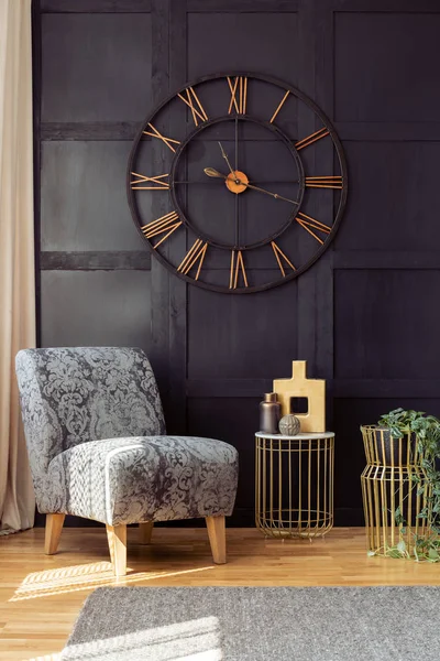 Zegar Ścienny Ponadgabarytowych Fotel Złoty Stół Wazon Wnętrza Salonu Prawdziwe — Zdjęcie stockowe