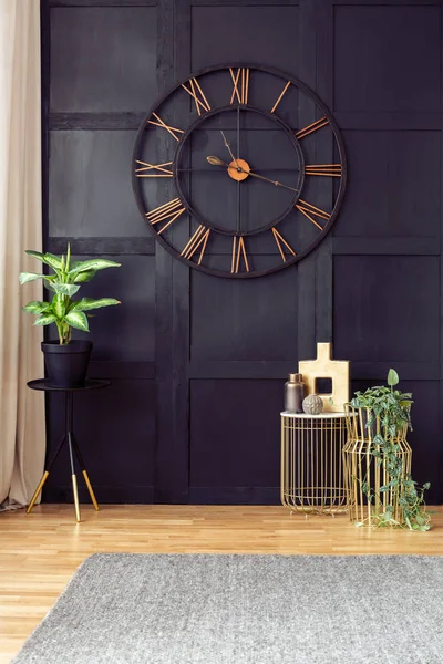 Reloj Pared Negra Interior Sala Estar Con Plantas Mesas Oro — Foto de Stock