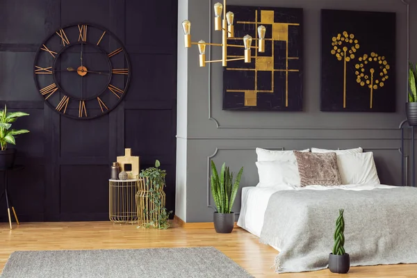 Reloj Negro Lámpara Araña Oro Pinturas Cama Blanca Elegante Interior — Foto de Stock