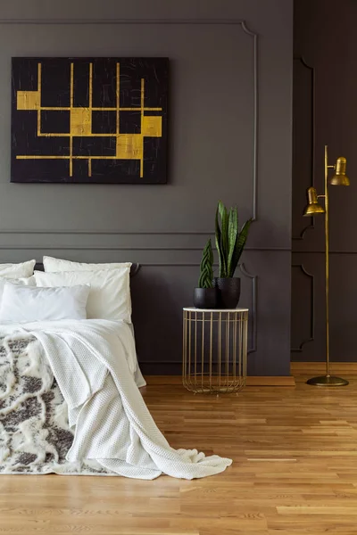 灰色の壁 植物と寝室のインテリアに白いベッド ベッドサイド テーブル絵画 実際の写真 — ストック写真