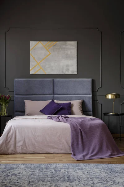 真实的照片 典雅的公寓内饰两个人的大 紫色的床和现代绘画墙上 — 图库照片