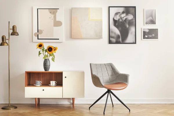 Grauer Sessel Neben Schrank Mit Sonnenblumen Weißem Raum Mit Galerie — Stockfoto