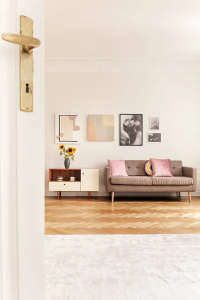Roze Kussens Beige Sofa Naast Witte Kast Met Zonnebloemen Ruime — Stockfoto